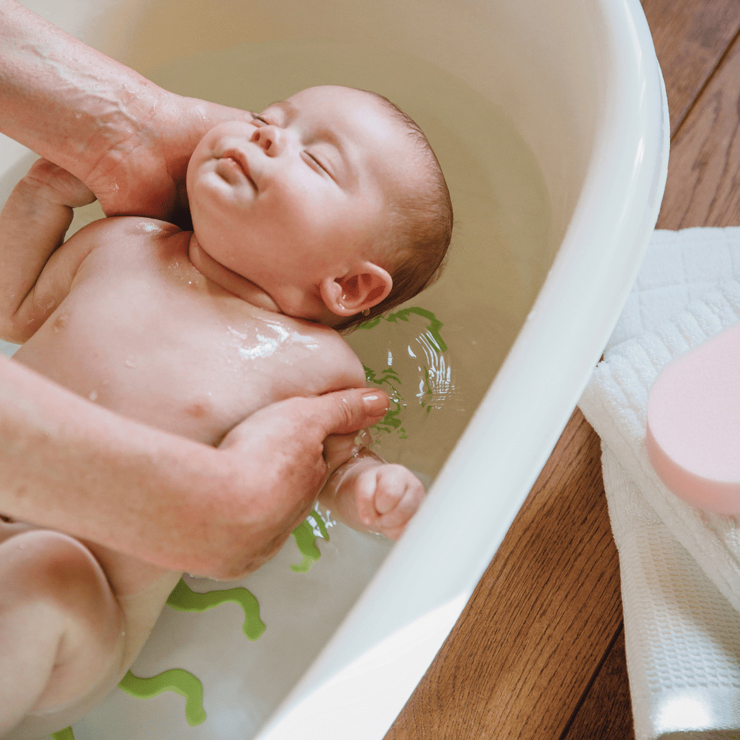 Fréquence de bains pour bébé Privilégier les bains doux et courts pour les peaux à tendance eczéma. Évitez les savons agressifs et les bains trop longs. Choisissez des produits à pH neutre et sans parfum pour protéger la peau.